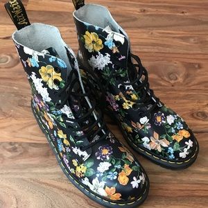 Dr. Martens Darcy floral boot UK 7 / US 9